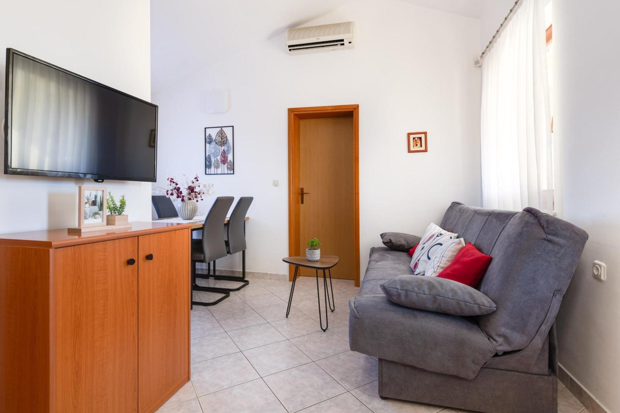 Appartement Livia With Three Apartments, Swimming Pool, Childrens Playground, Barbecue And Free Parking